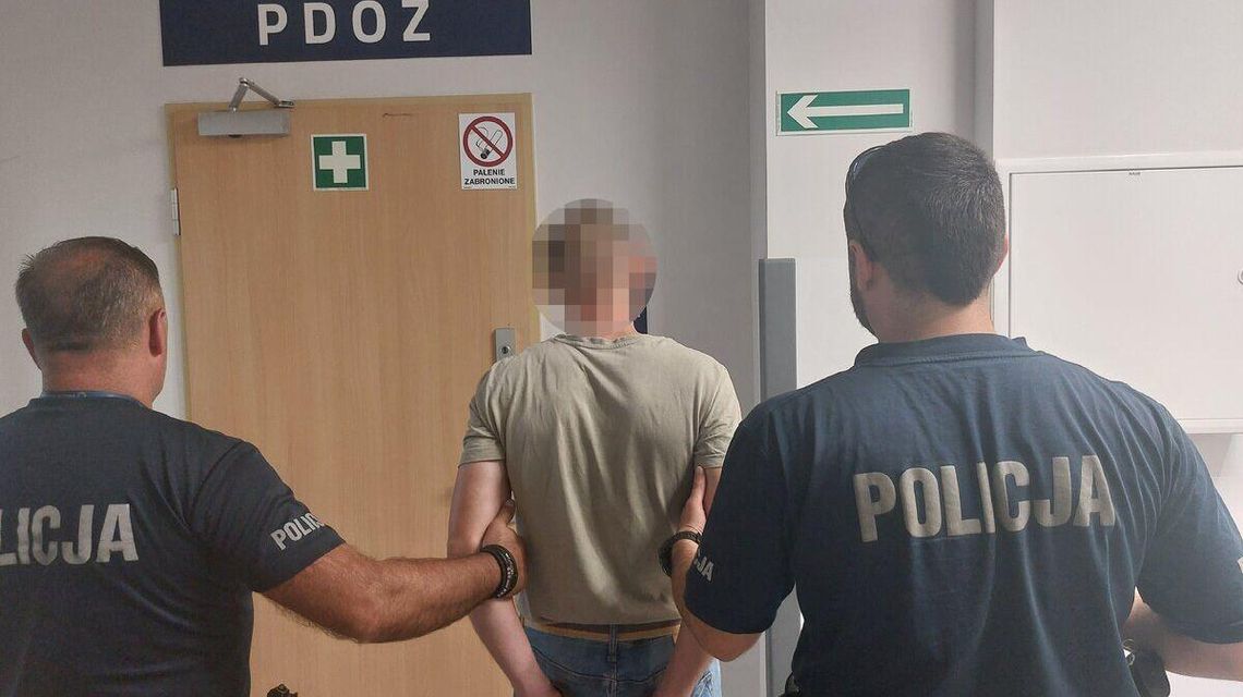 Miał kilka zakazów prowadzenia pojazdów. Wsiadł po raz kolejny, na razie ostatni Zdjęcie przedstawia doprowadzenie mężczyzny do PDOZ przez dwóch funkcjonariuszy Policji