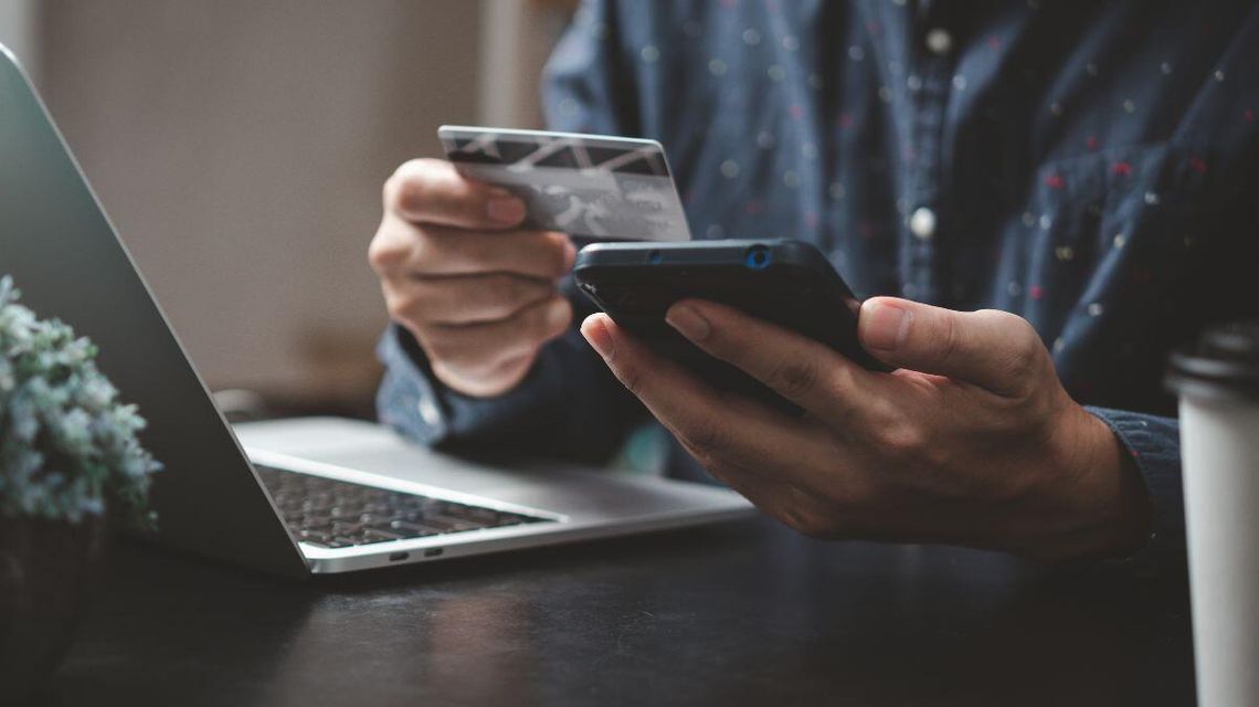 Prowadzisz firmę? Od dziś e-Doręczenia są obowiązkowe. Samo założenie skrzynki nie wystarczy mężczyzna trzymający telefon i kartę