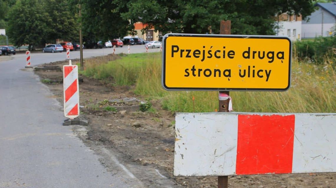 Roboty drogowe i znak drogowy przejście drugą stroną ulicy