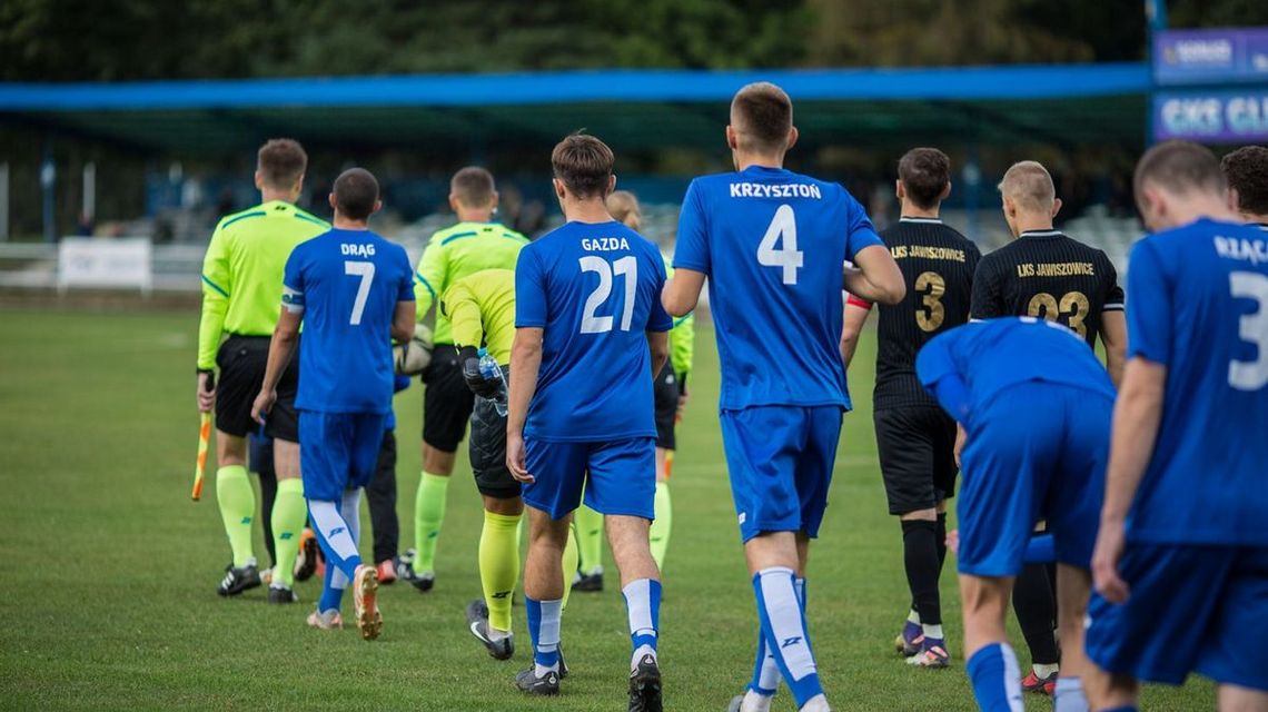 zdjęcie przedstawia piłkarzy w niebieskichj koszulkach