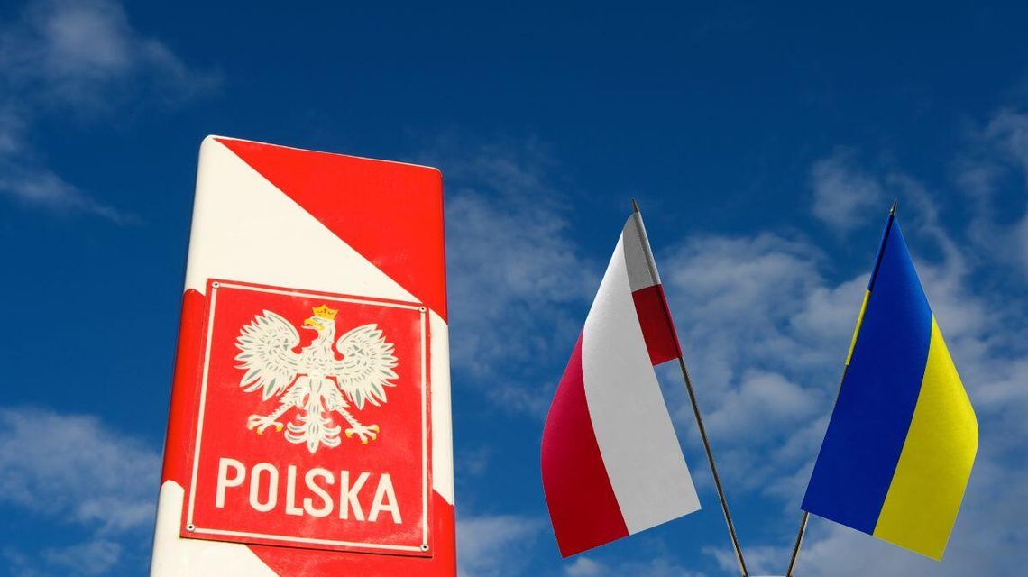 zdjęcie przedstawia falge Polski i Ukrainy na tle nieba