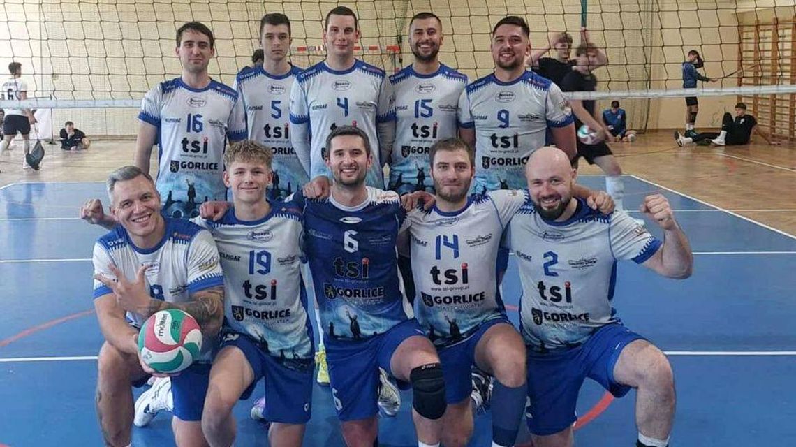 zdjęcie przedstawia grupę osób w strojach sportowych