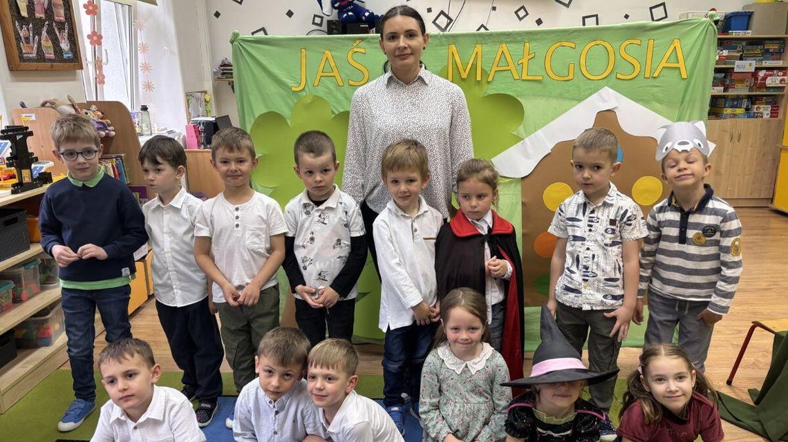 Zdjęcie przedstawia dzieci z przedszkola wraz z nauczycielką