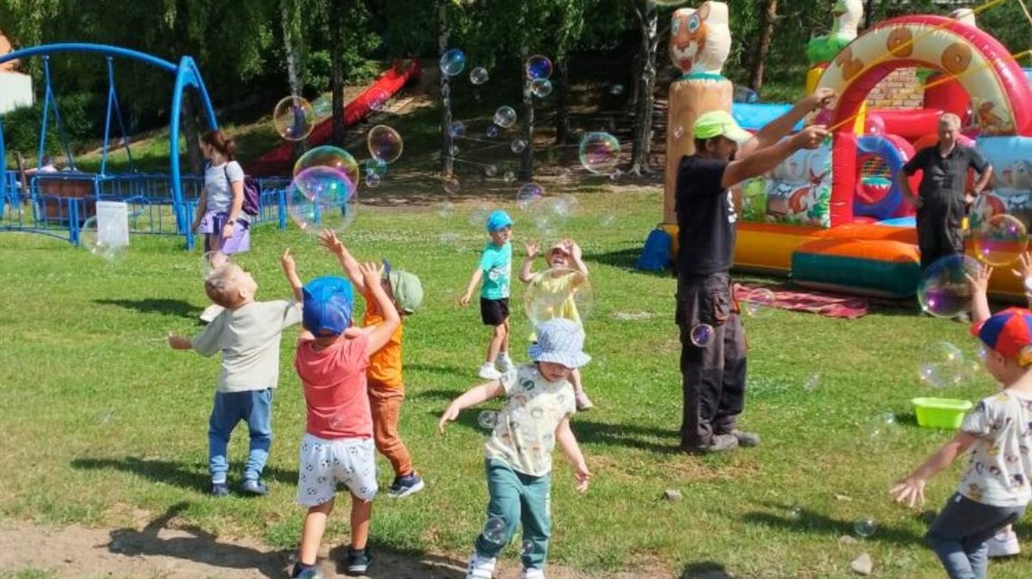 Bawiące się dzieci na zabawie z okazji Dnia Dziecka