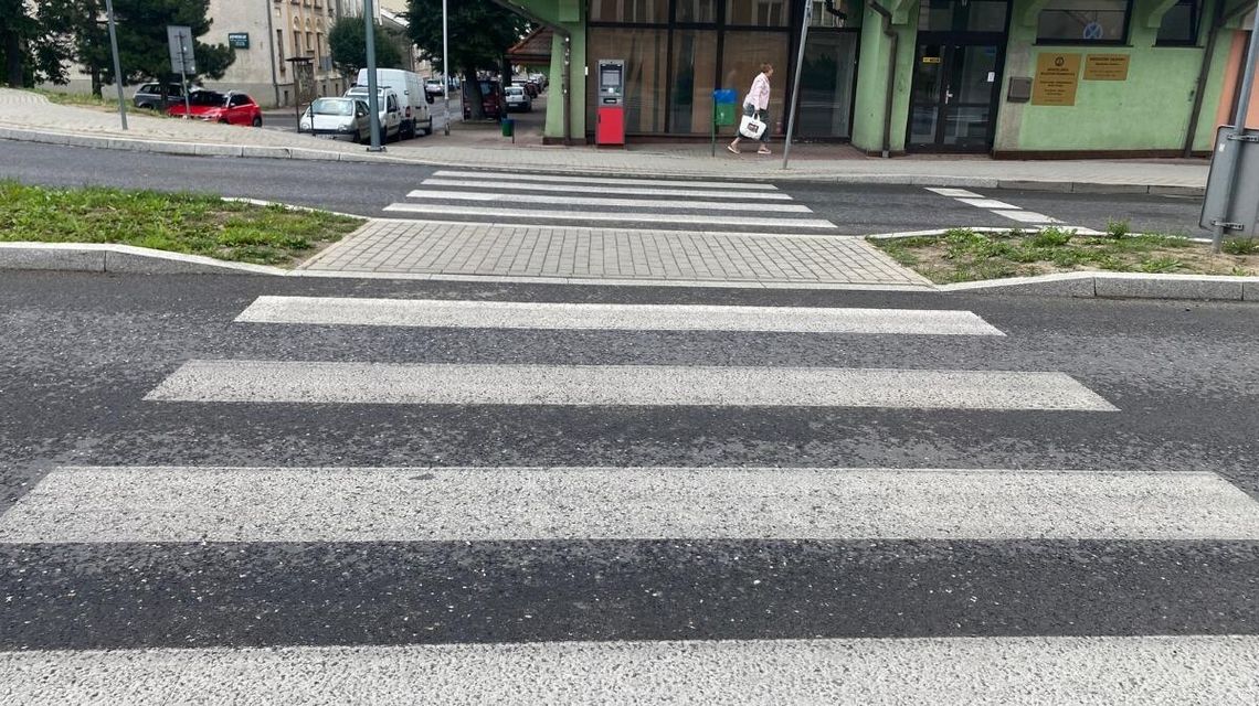 Przejścia dla pieszych przy rondzie zostaną przesunięte. Czy to wystarczy? Czy znikną korki? zdjęcie przedstawia ulicę w mieście po obu stronach budynki