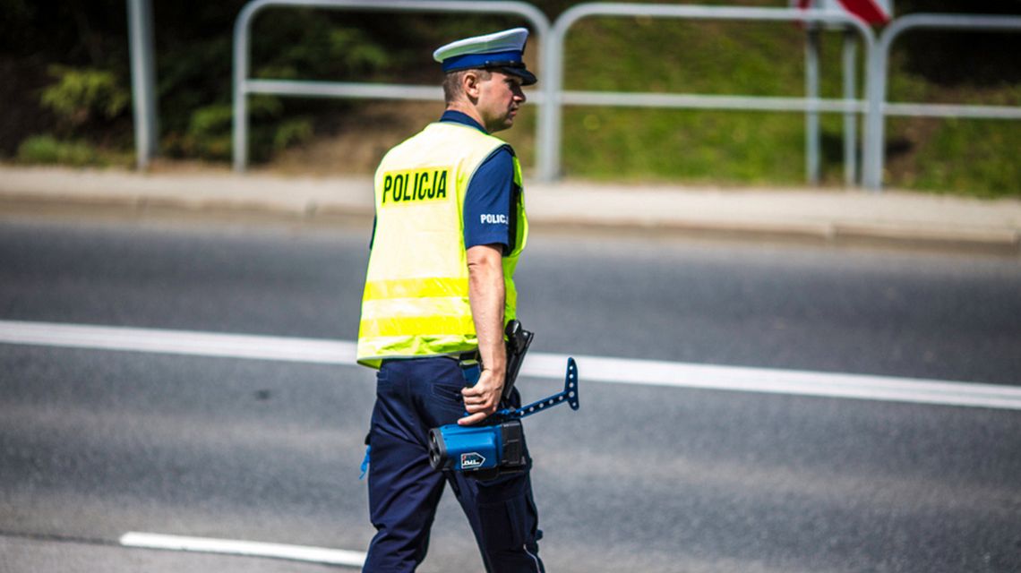 zdjęcie przedstawia policjantka z radarem