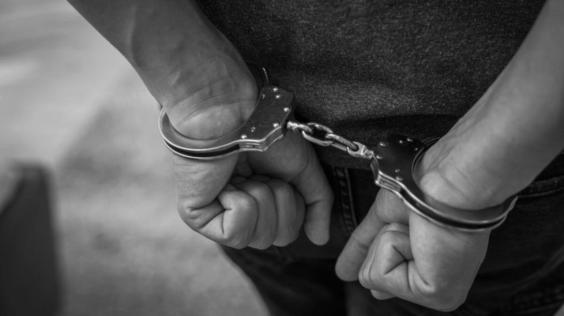 zdjęcie przedstawia zakute dłonie w kajdanki