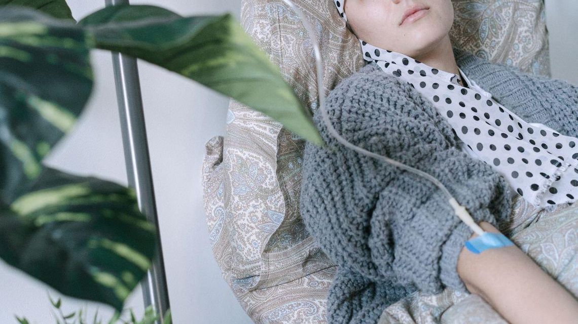 zdjęcie przedstawia kobietę która leży w łóżku szpitalnym