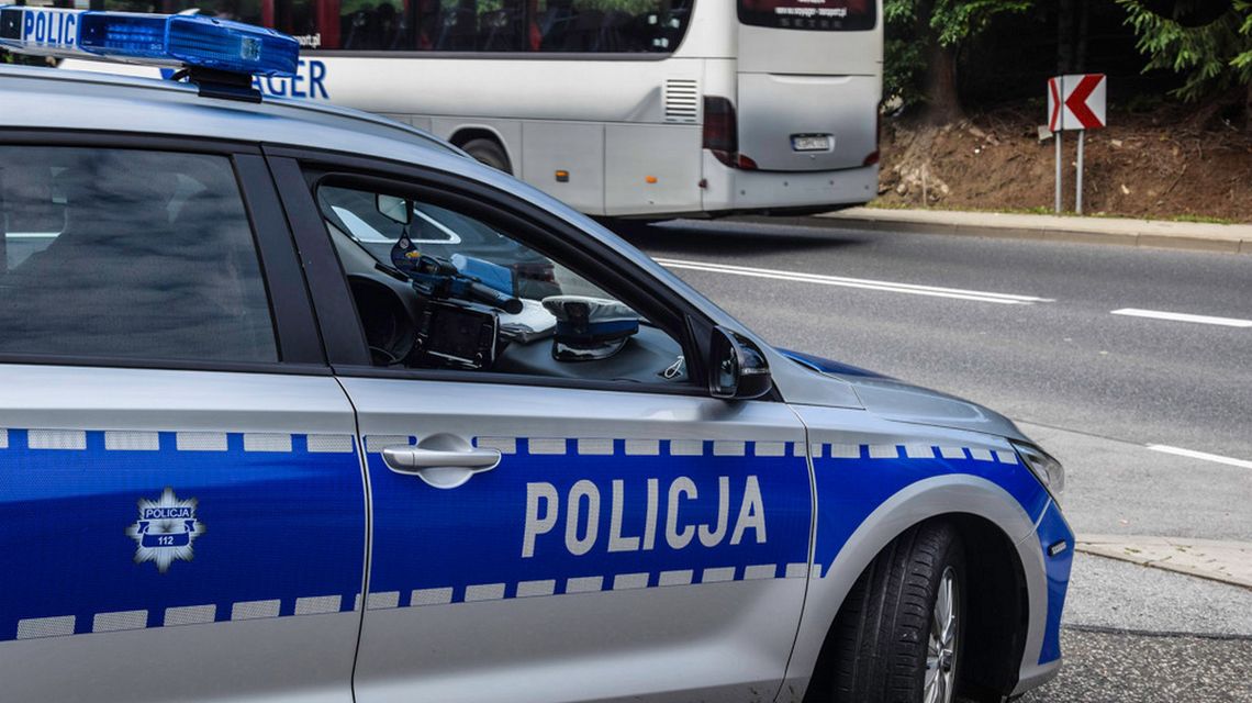 zdjęcie przedstawia policyjny radiowóz