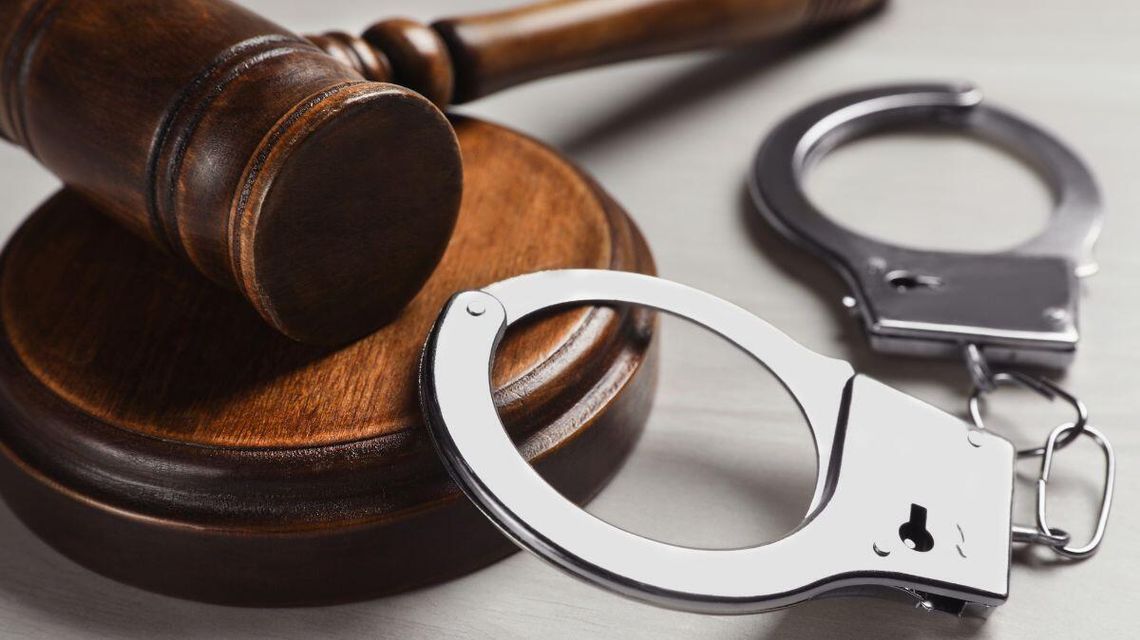Przyjmujesz przelew dla znajomego? Ta sprawa powinna być przestrogą Zdjęcie przedstawia statystyki kajdanki