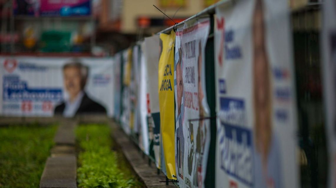 słup ogłoszeniowy z plakatami wyborczymi