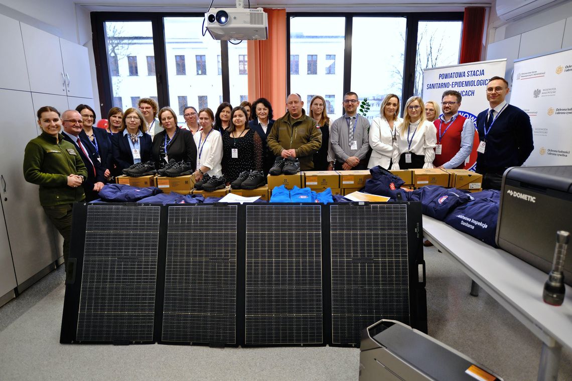 zdjęcie przedstawia grupę ludzi w budynku