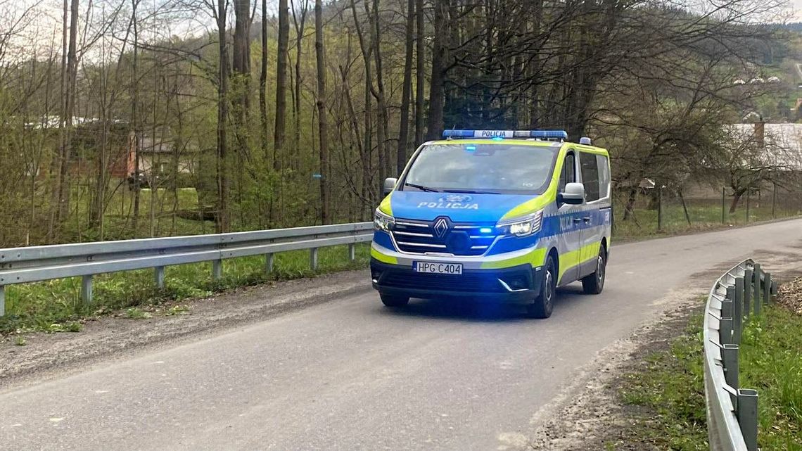 Zdjęcie przedstawia mężczyznę stojącego przed mapą