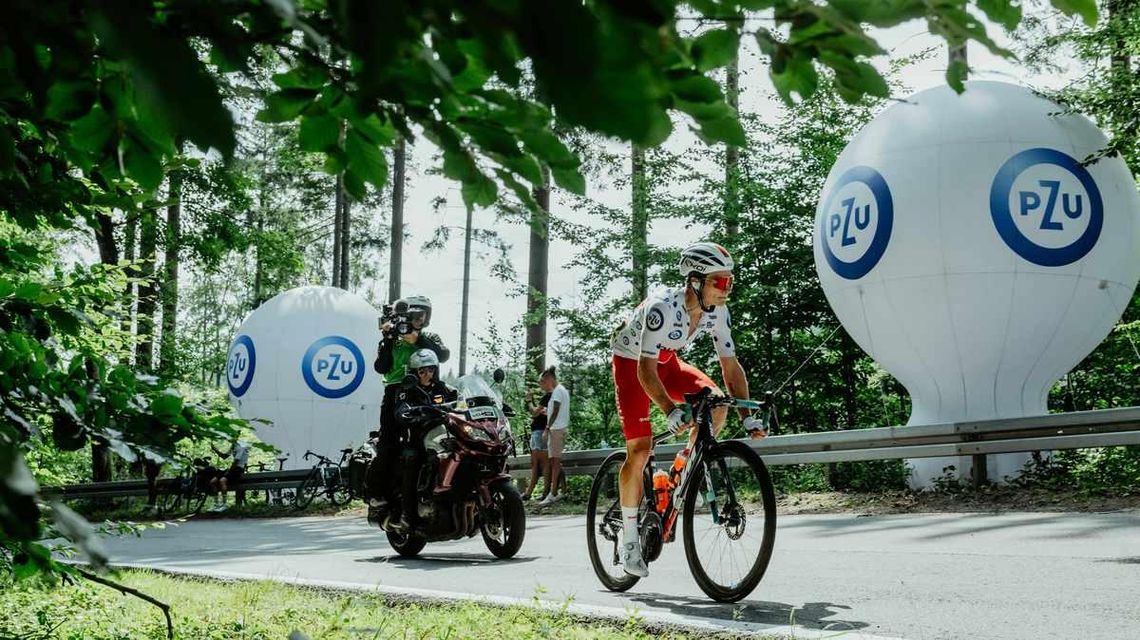 zdjęcie przedstawia kolarza za którym jedzie motocykl z kamerą