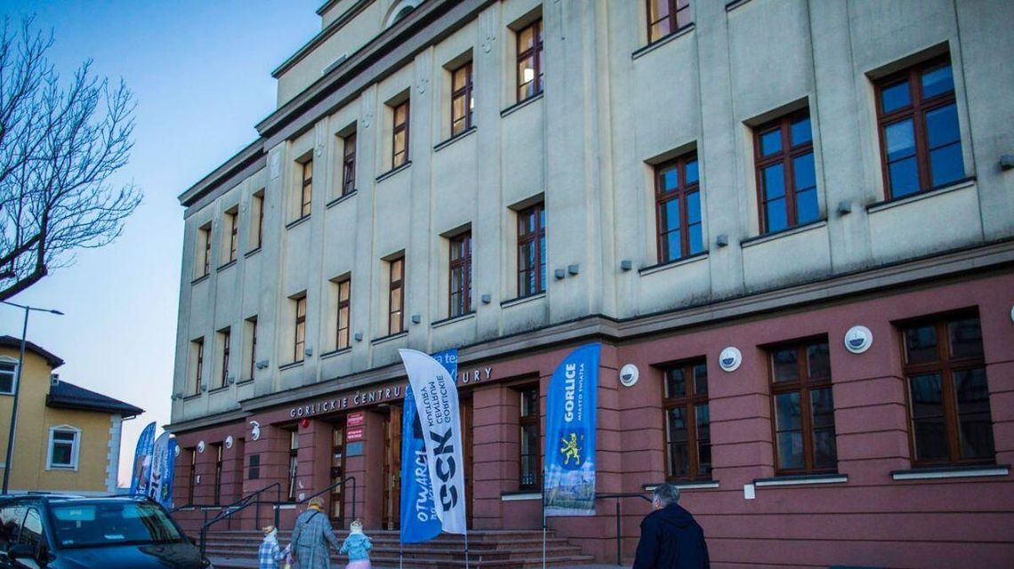 Zdjęcie przedstawia duży budynek przy miejskiej ulicy