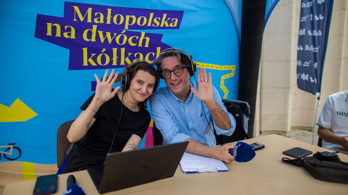 zdjęcie przedstawia samochód stojący na rynku w gorlicach