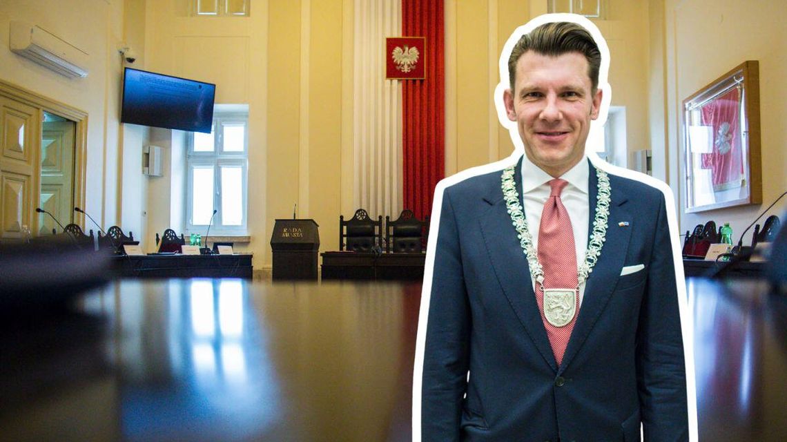 zdjęcie przedstawia kolorowy portret mężczyzny pod krawatem, ma na szyi łańcuch