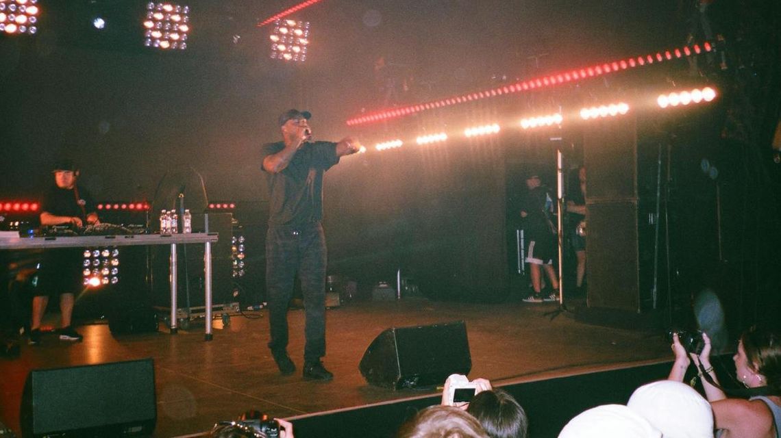 Rap to nie zabawa już… – czyli jak analizować teksty polskich hip-hopowców, żeby wyciągać z nich więcej? zdjęcie przedstawia mężczyznę na scenie