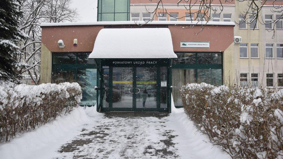 zdjęcie przedstawia przeszklone wejście do budynku