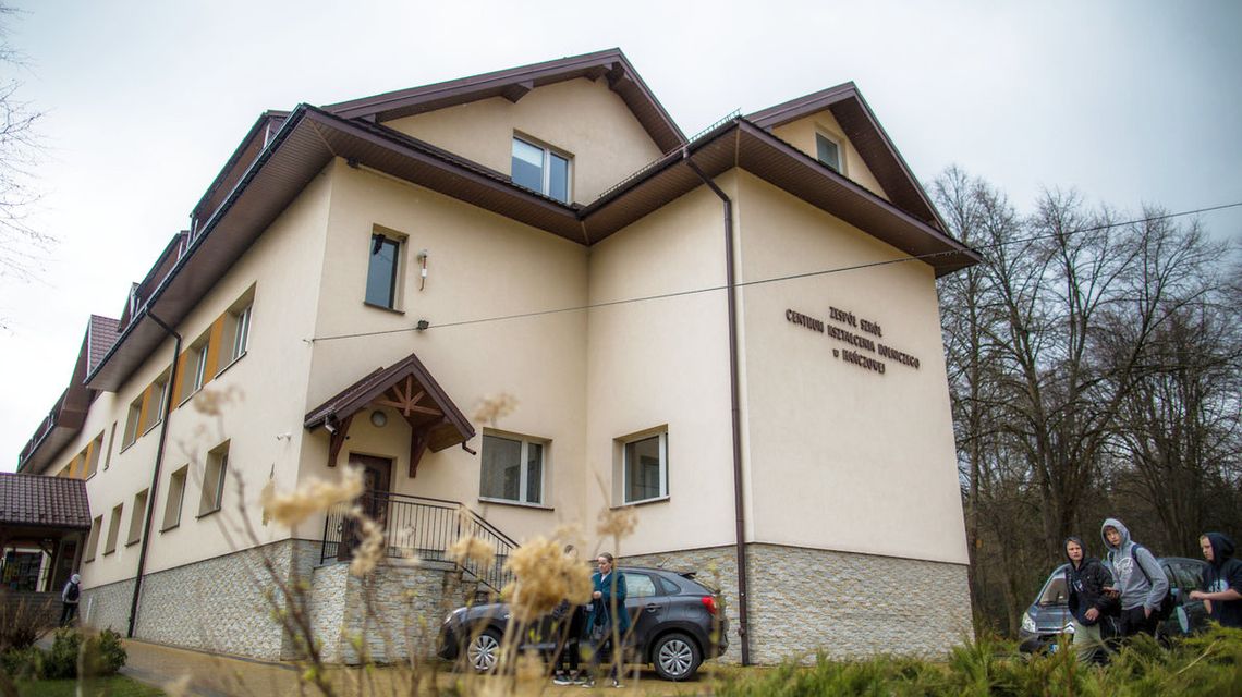 zdjęcie przedstawia duży budynek szkoły, przed nim uczniowie