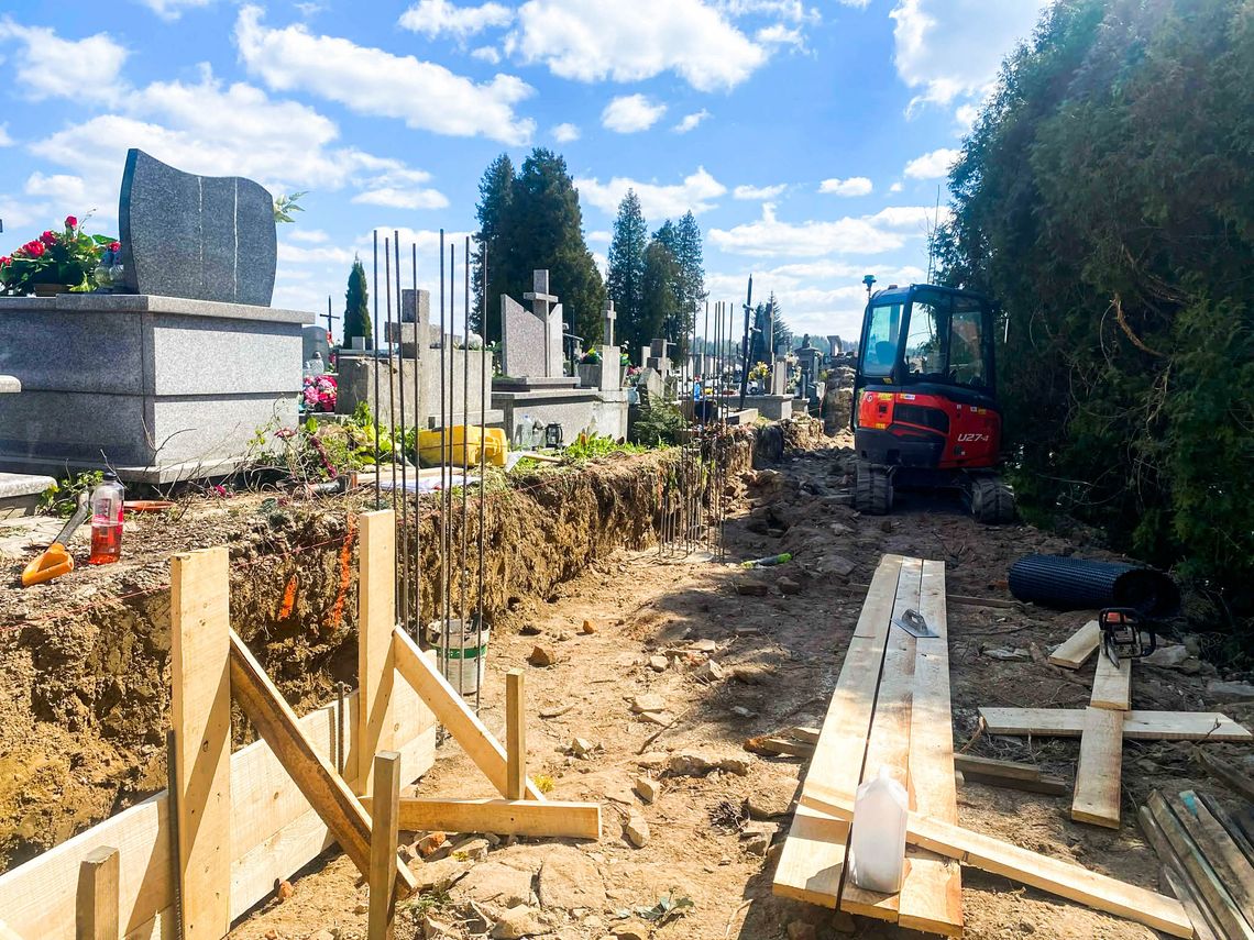 zdjęcie przedstawia plac budowy muru na Cmentarzu Parafialnym