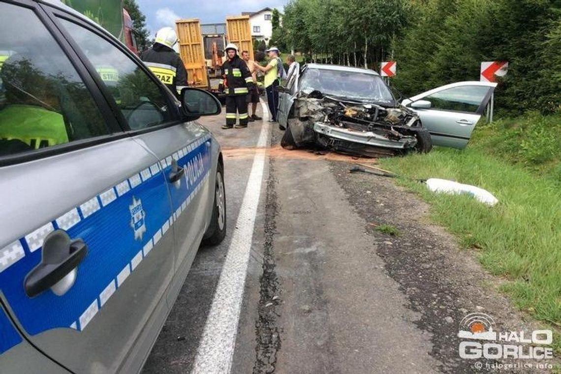 Renault uderzył w naczepę. Trzy osoby ranne/AKTUALIZACJA