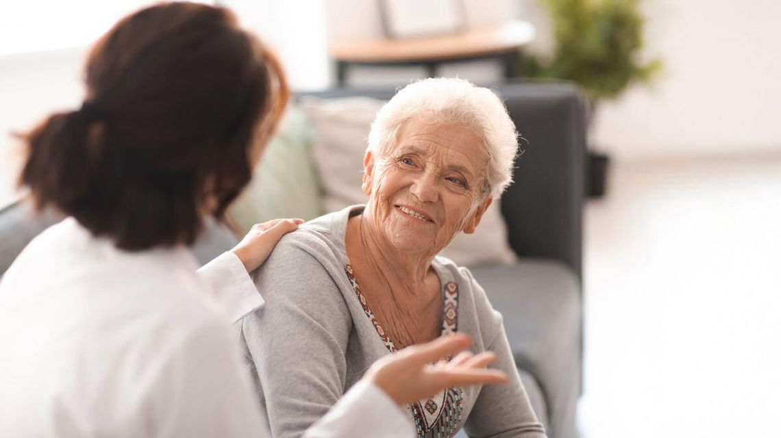 zdjęcie przedstawia dwie starsze kobiety