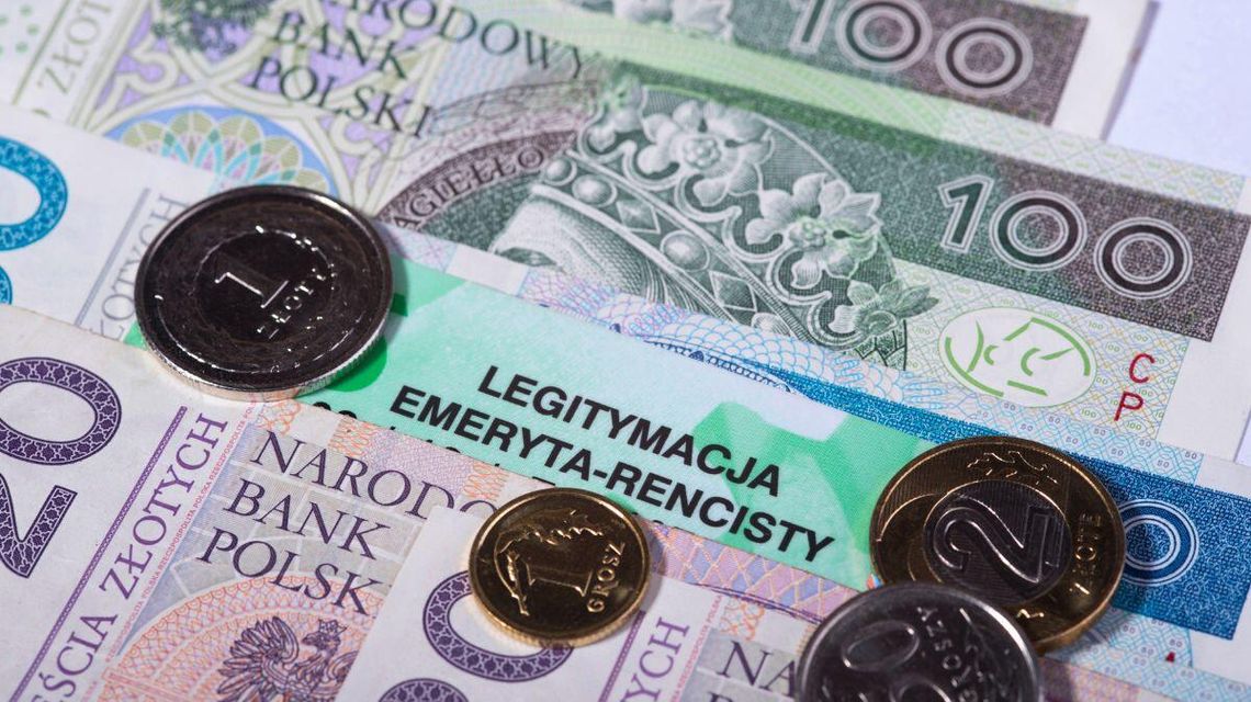 zdjęcie przedstawia banknoty i monety leżące na stole
