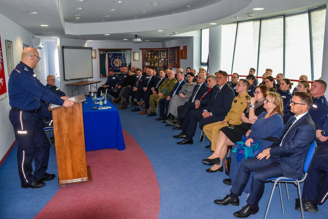 Bezpieczeństwo w powiecie gorlickim pod lupą. Jakie wnioski po 2025 roku? zdjęcie przedstawia narade podsumowująca działalność jednostki policji
