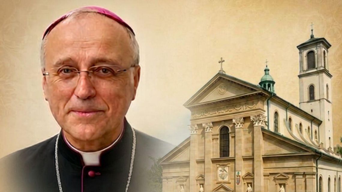 zdjęcie przedstawia twarz mężczyzny w czarnym habicie, na głowie ma piuskę