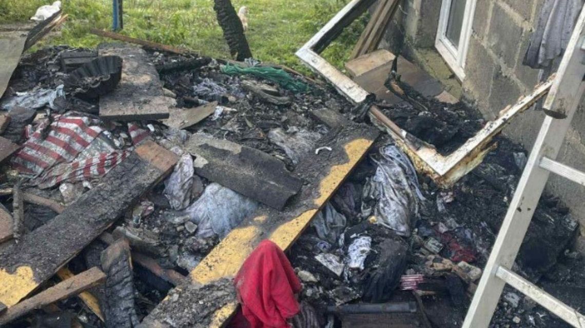 Rodzina państwa Bolechów straciła część domu w pożarze. Rusza zbiórka pomocy Zdjęcie przedstawia zgliszcza domu