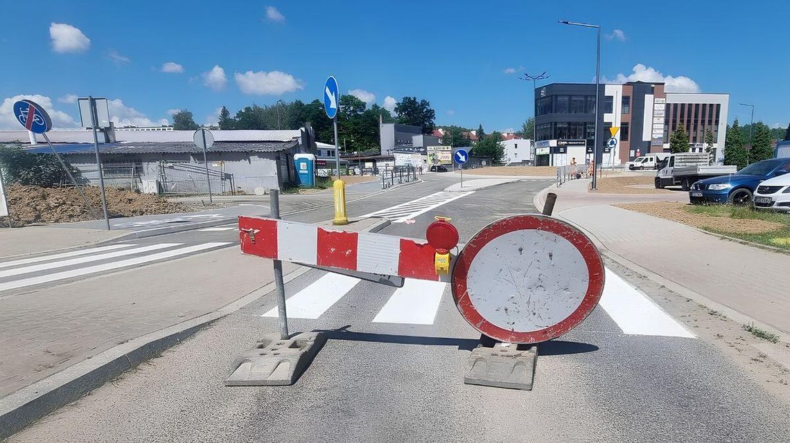 zdjęcie przedstawia znak postawiony na jezdni