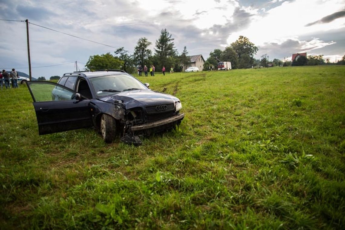 Ropa. Audi ścięło słup i wypadło z drogi.