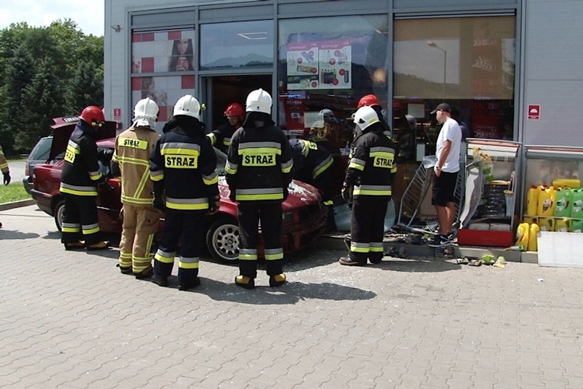 Ropa. Osobówka wbiła się w drzwi stacji paliw (aktualizacja)