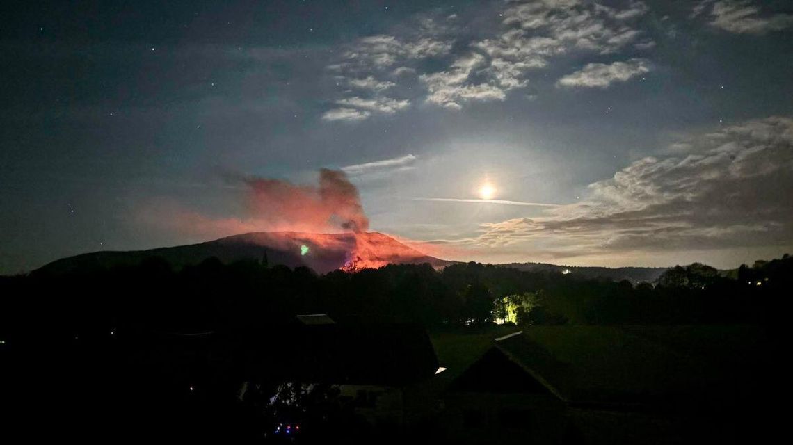 Zdjęcie przedstawia pożar na nocnym niebie