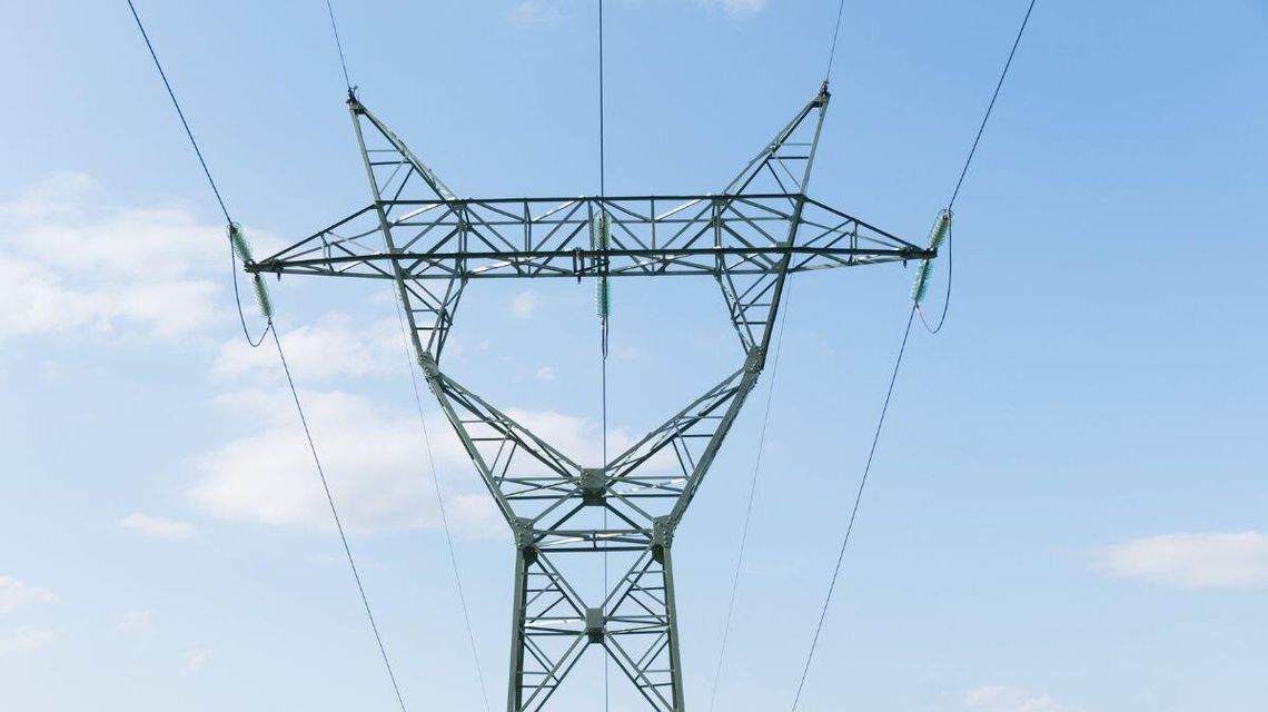 zdjęcie przedstawia słupy energetyczne