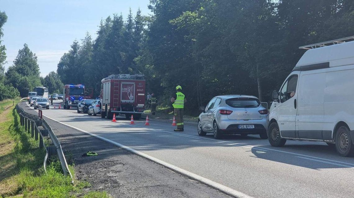 Zdjęcie przedstawia kolizje drogową