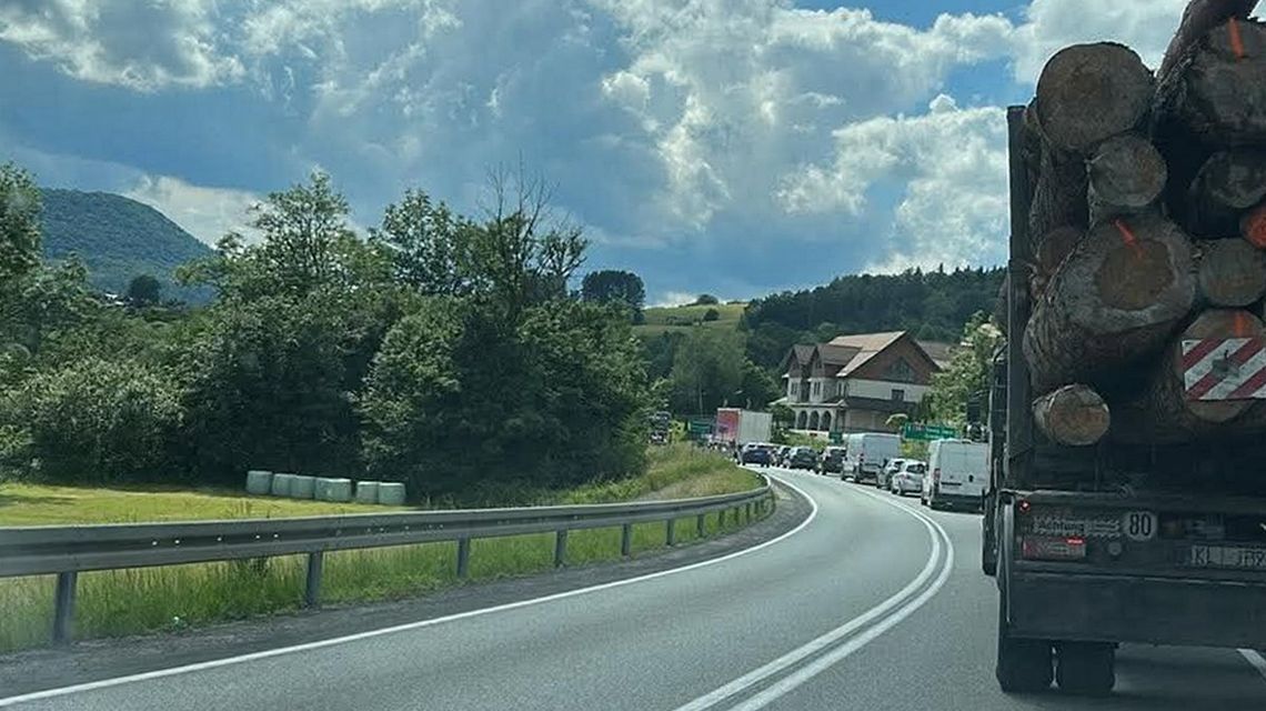 zdjęcie przedstawia samochody stojące na jezdni