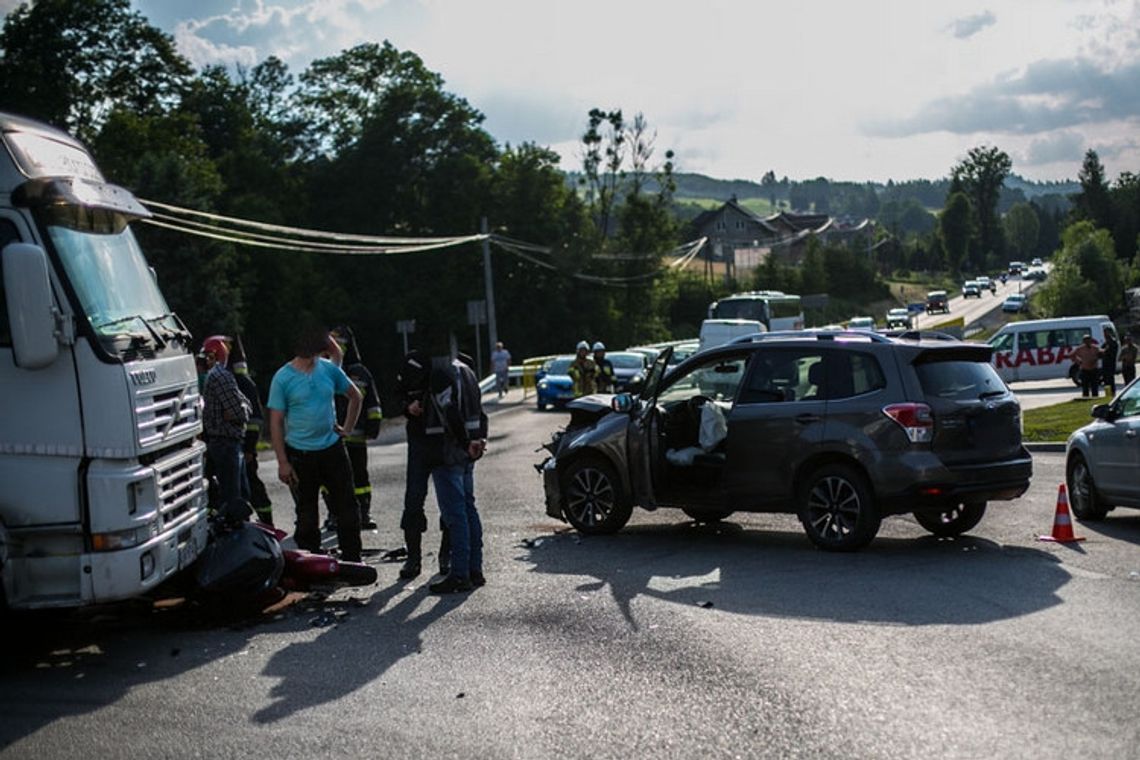 Ropa. Zderzenie motocykla z osobówką. Jedna osoba ranna.