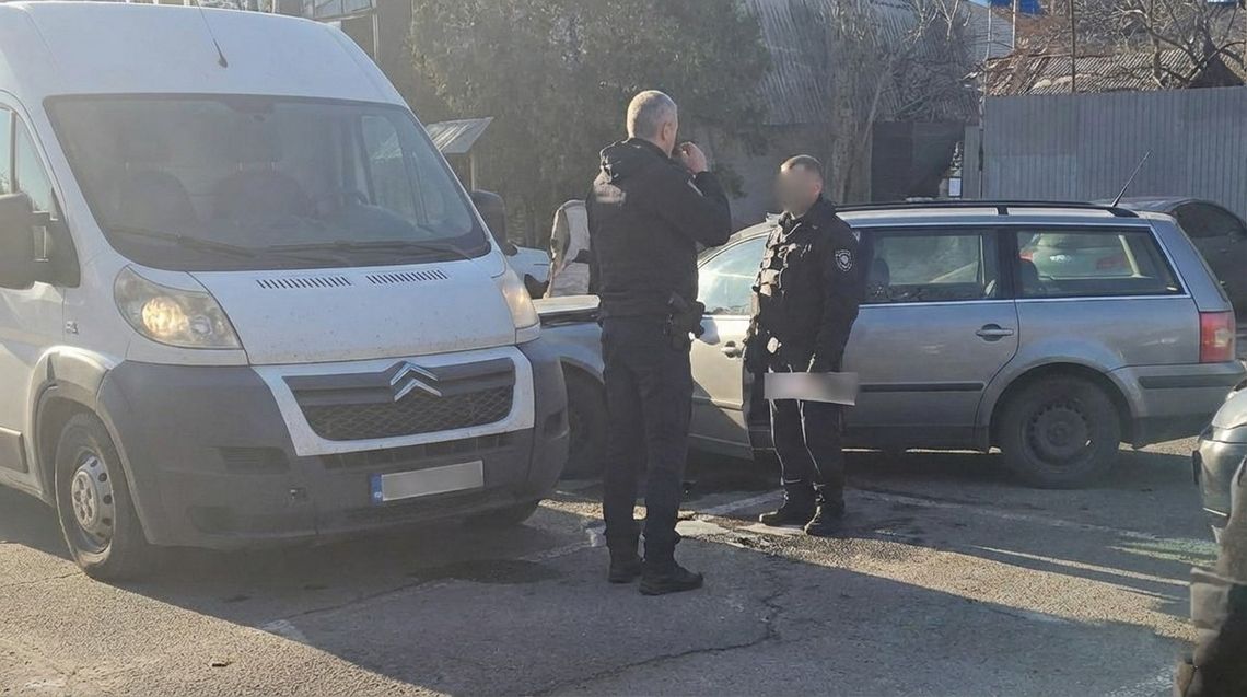 zdjęcie przedstawia dwa samochody i mężczyzn przy nich