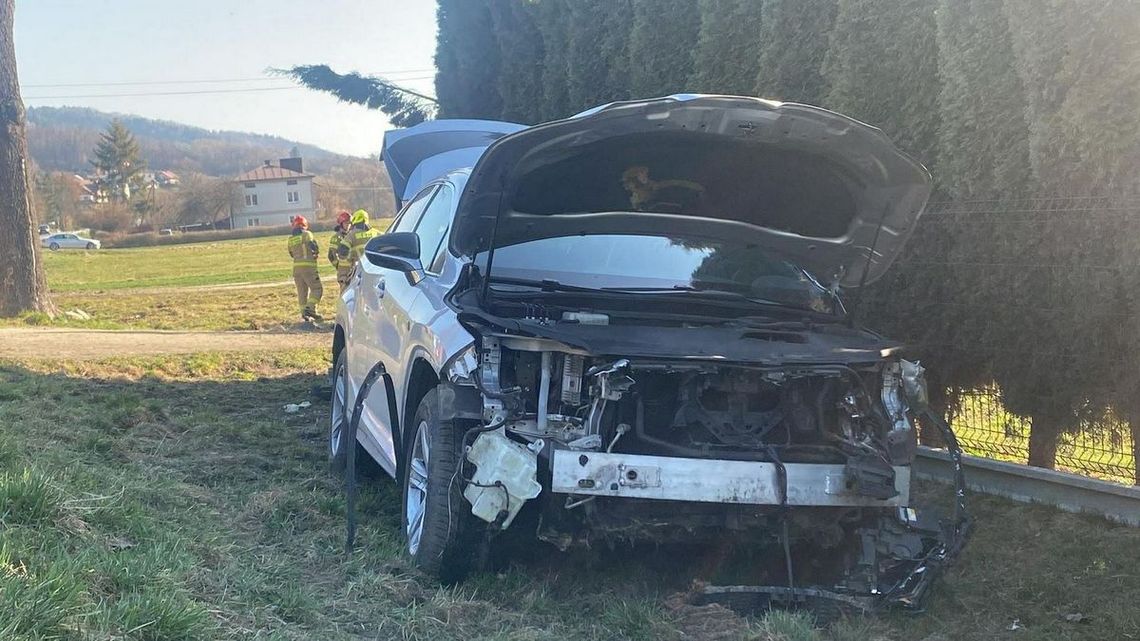 zdjęcie przedstawia rozbitą karoserię samochodu