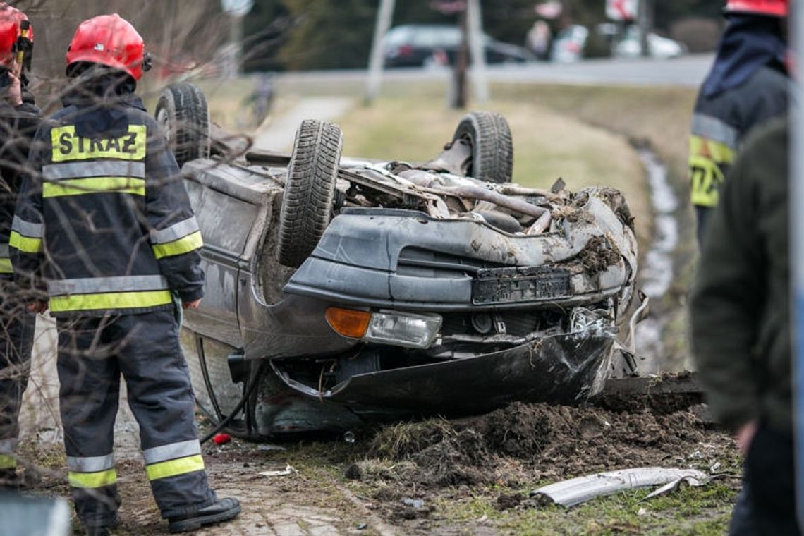 Ropica Górna: opel uderzył w betonowy przepust, dwie osoby ranne