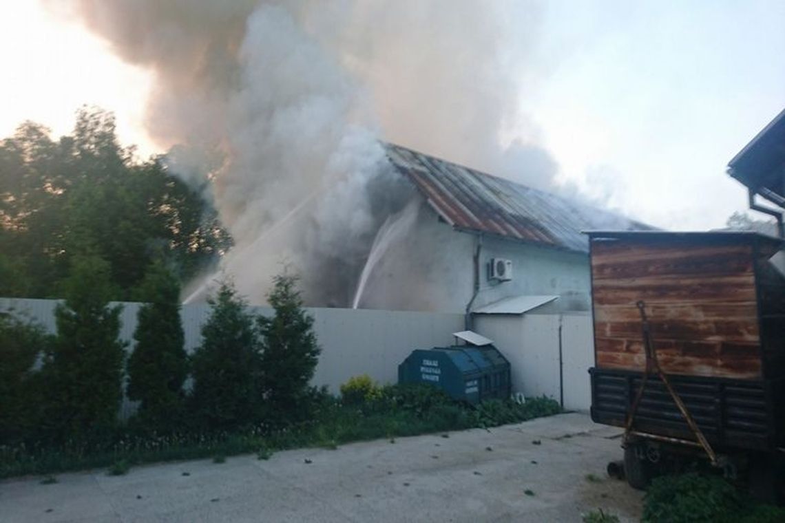 Ropica Górna. Pożar zabudowań. Na miejscu kilka zastępów straży pożarnej.