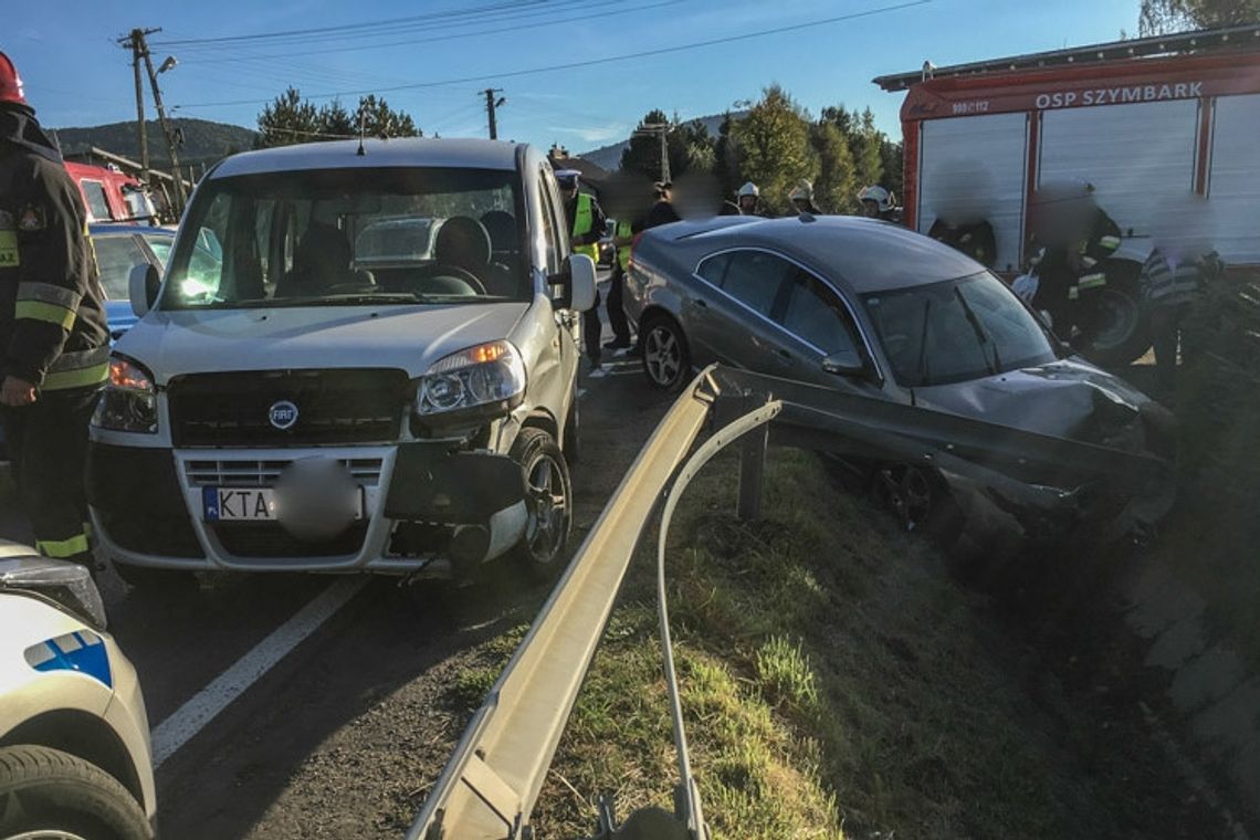 Ropica Polska. Volvo przełamało bariery zabezpieczające.