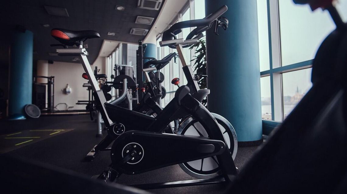 zdjęcie przedstawia rowerek stacjonarny na siłowni