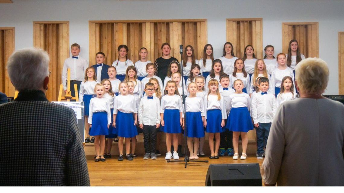 Zdjęcie przedstawia chór dziecięcy