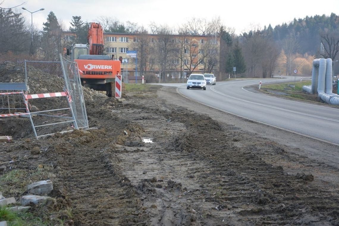 Rozsypane kamienie uszkadzają szyby aut