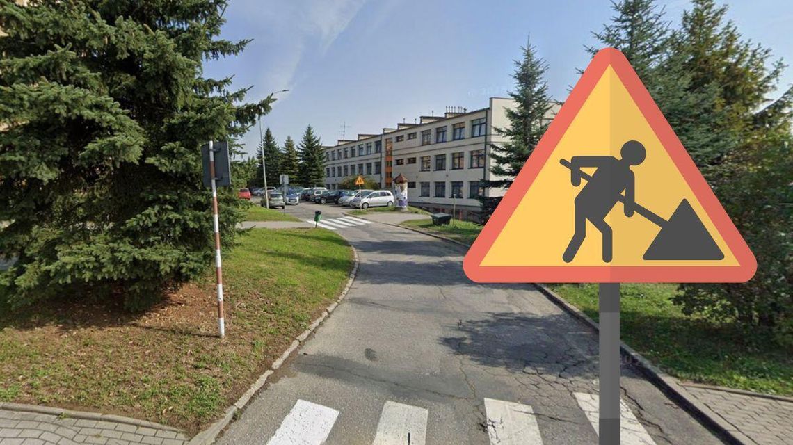 zdjęcie przedstawia budynek a przed nim samochody, z przodu grafika roboty drogowe