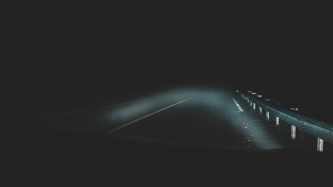 zdjęcie przedstawia samochód jadący nocą