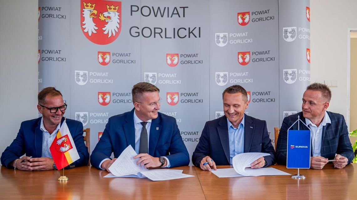 Zdjęcie przedstawia spotkanie samorządu, podpisanie umowy